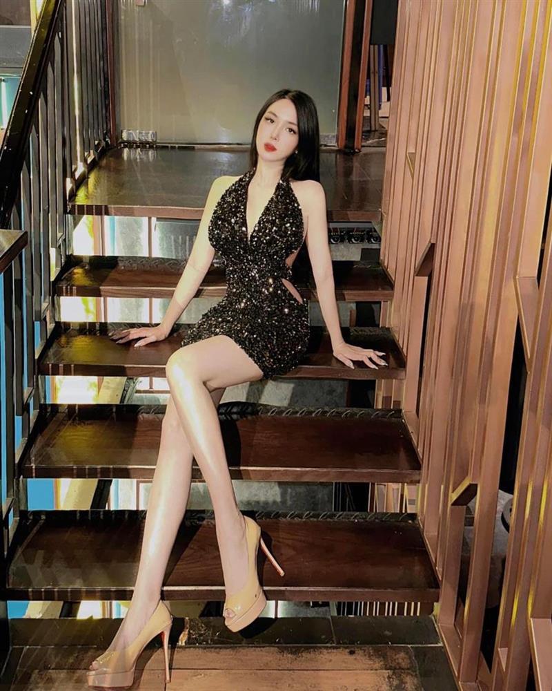 Vợ Khắc Việt chuộng mốt váy ngắn, tôn hình thể 3 vòng 102-62-91cm-6