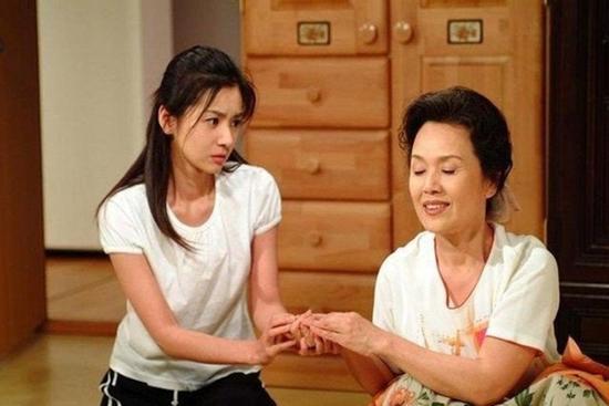 Về sớm, nhìn bát cơm mẹ chồng đang ăn, tim tôi quặn đau