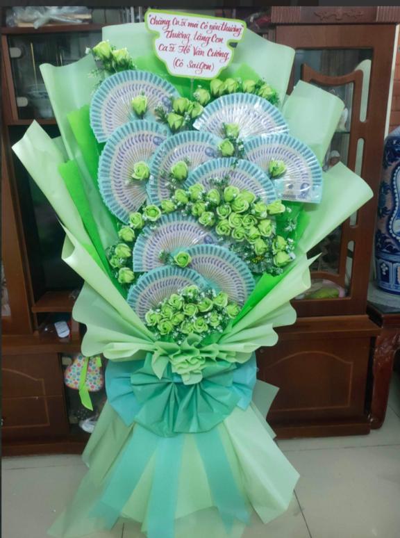 Chi hàng trăm triệu, tiền tỷ tặng thần tượng: Hệ luỵ sau sự hào nhoáng-2