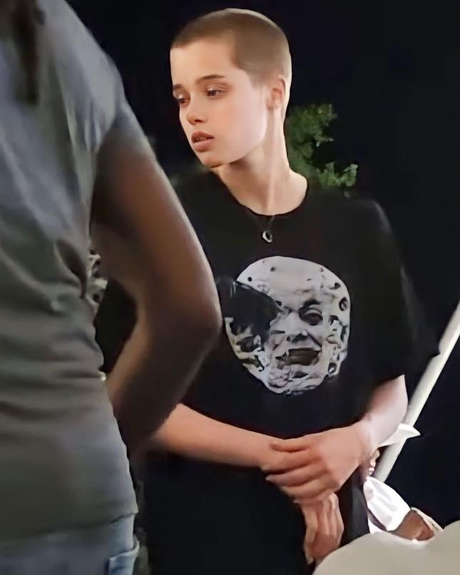 Con gái Angelina Jolie cạo đầu đinh ở tuổi 17-1