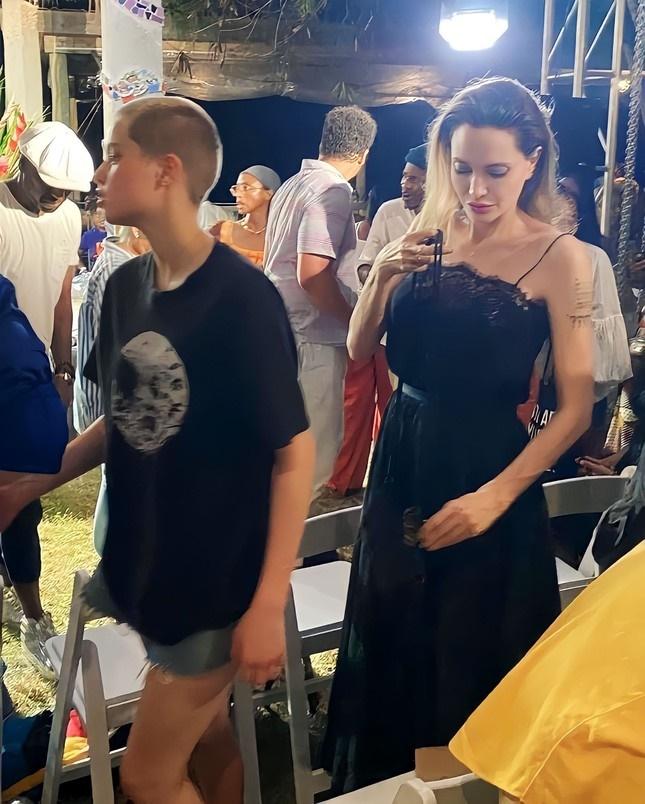 Con gái Angelina Jolie cạo đầu đinh ở tuổi 17-2