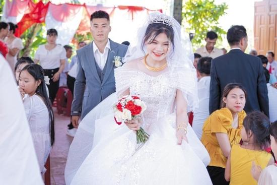 Cựu tiền vệ U23 Việt Nam kết hôn với nữ tuyển thủ xinh đẹp