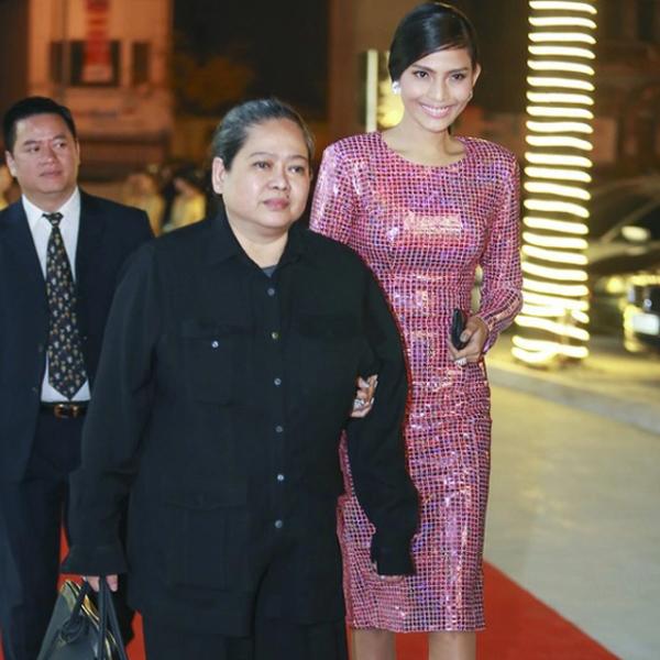 Mẹ ruột Á hậu ăn chay trường: Mạnh mẽ làm trụ cột cả gia đình, dốc lòng che chắn con gái trước cám dỗ showbiz-1