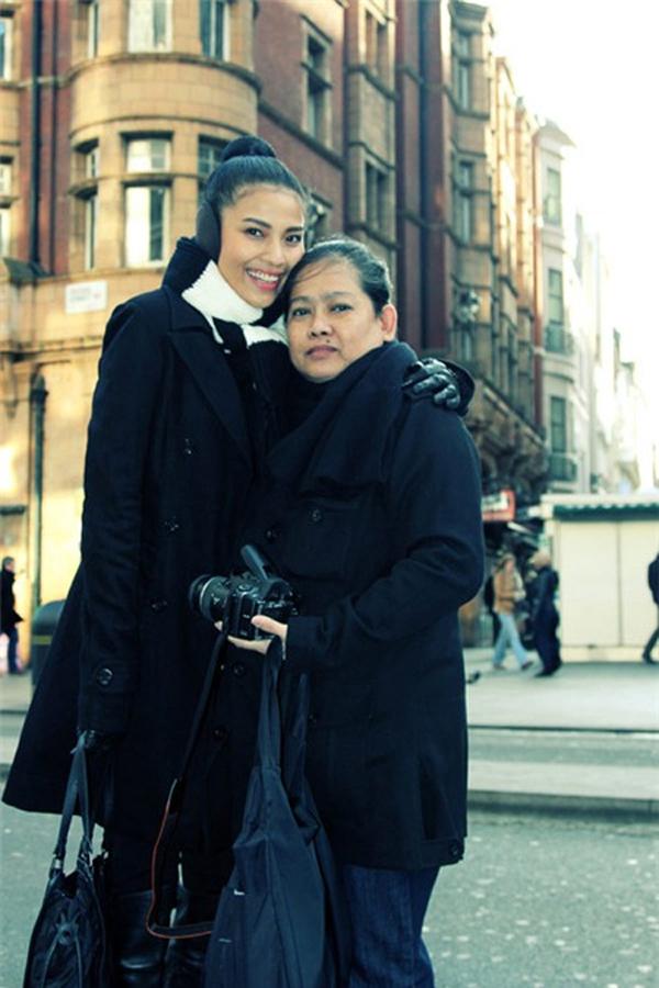 Mẹ ruột Á hậu ăn chay trường: Mạnh mẽ làm trụ cột cả gia đình, dốc lòng che chắn con gái trước cám dỗ showbiz-2