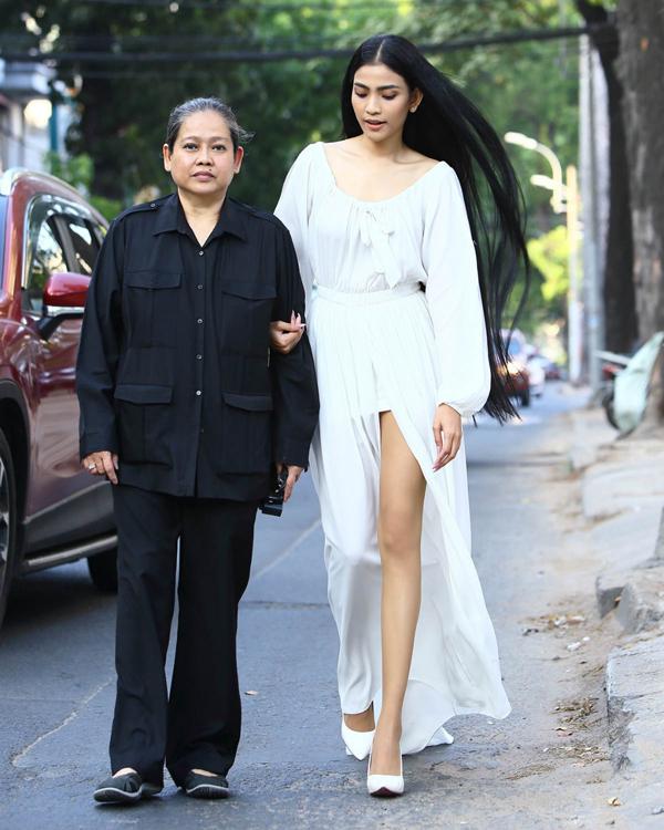 Mẹ ruột Á hậu ăn chay trường: Mạnh mẽ làm trụ cột cả gia đình, dốc lòng che chắn con gái trước cám dỗ showbiz-3
