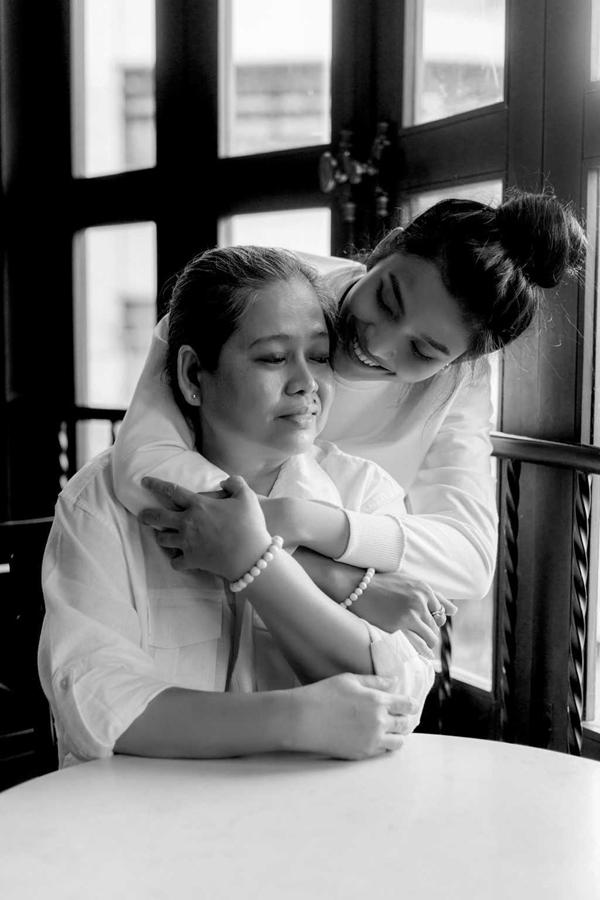 Mẹ ruột Á hậu ăn chay trường: Mạnh mẽ làm trụ cột cả gia đình, dốc lòng che chắn con gái trước cám dỗ showbiz-5