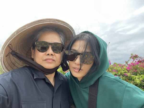 Mẹ ruột Á hậu ăn chay trường: Mạnh mẽ làm trụ cột cả gia đình, dốc lòng che chắn con gái trước cám dỗ showbiz-6