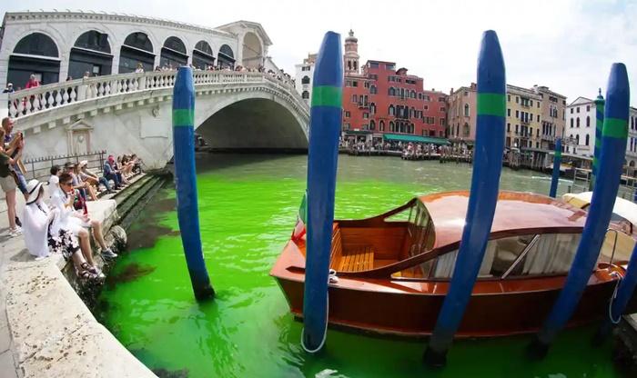 Nước tại kênh đào Venice thơ mộng đột ngột đổi màu xanh lục, nguyên nhân là gì?-1