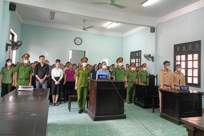 Người phụ nữ đòi hôn CSGT đến chết lĩnh 20 tháng tù-1