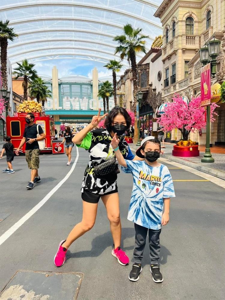 Thu Minh hiếm hoi khoe ảnh quý tử lai Tây bên núi quà sinh nhật-3