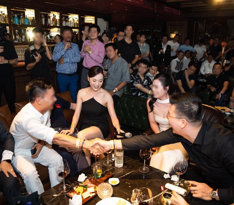 Dự tiệc cùng Shark Bình, Phương Oanh được khen ra dáng phu nhân chủ tịch-3