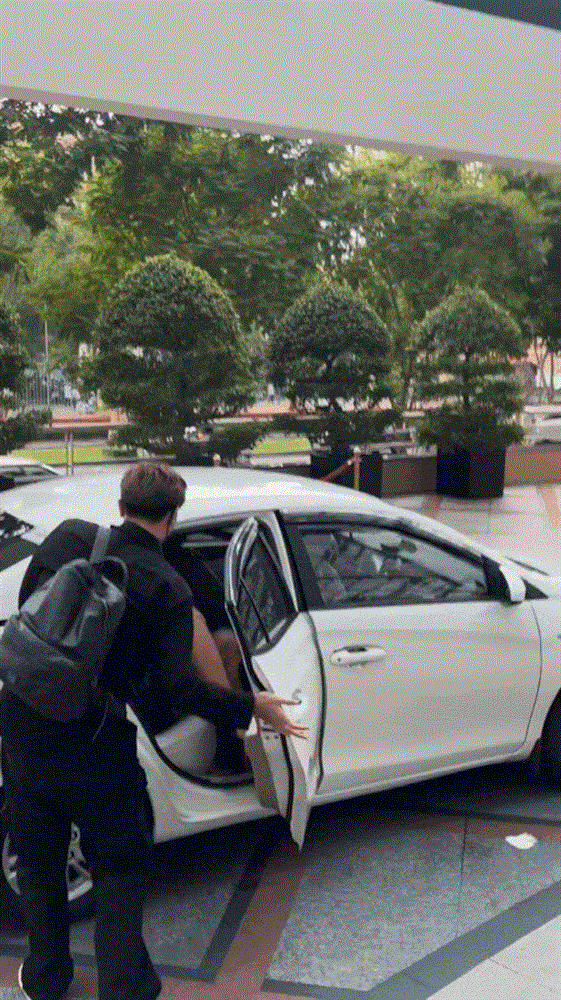 Diện váy trễ nải, Võ Hoàng Yến xuống xe chẳng màng che chắn-1