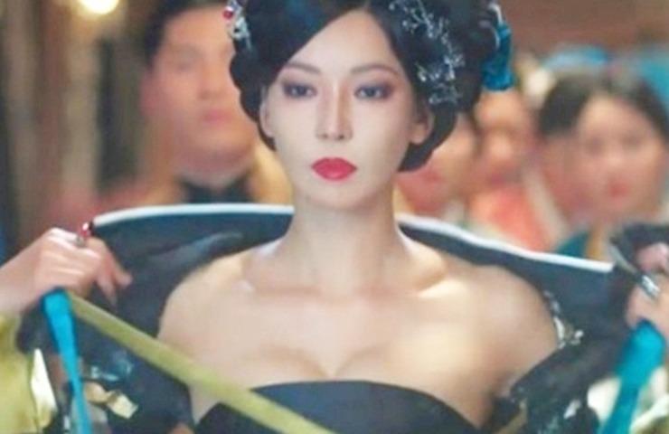 Những chiếc áo ôm sát vòng 1 của mỹ nhân trên phim có hại như thế nào?-1