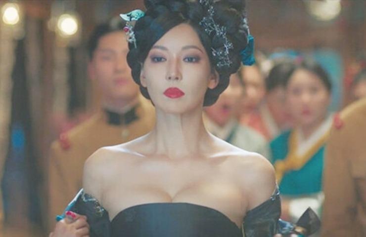 Những chiếc áo ôm sát vòng 1 của mỹ nhân trên phim có hại như thế nào?-2