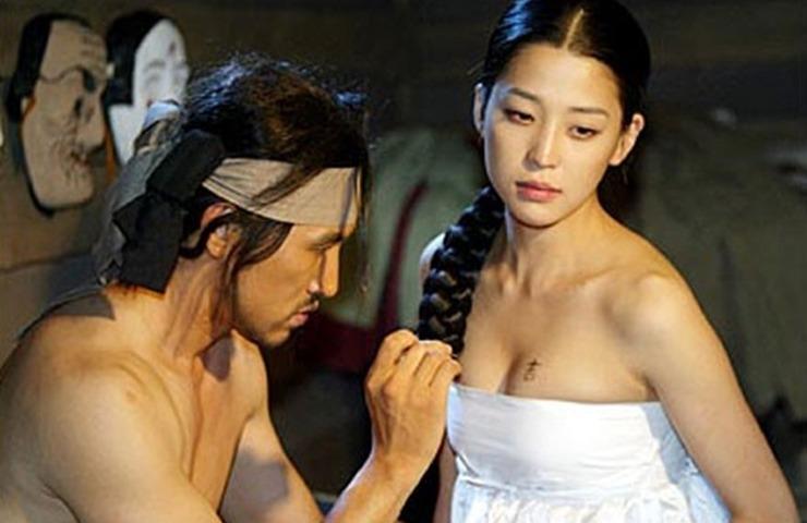 Những chiếc áo ôm sát vòng 1 của mỹ nhân trên phim có hại như thế nào?-7