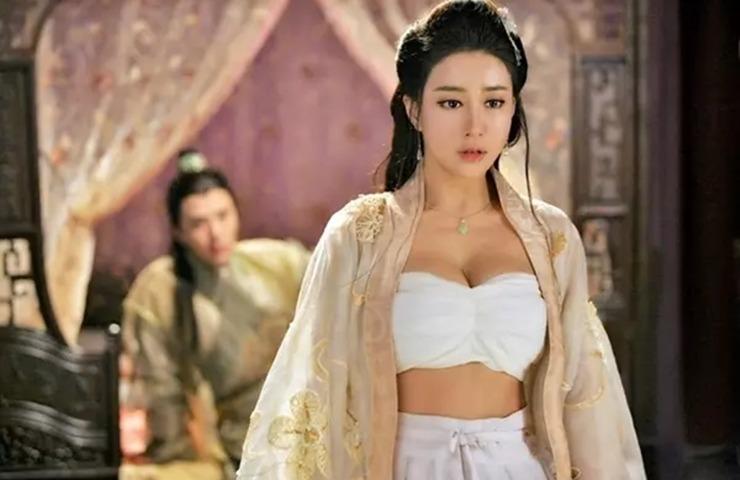 Những chiếc áo ôm sát vòng 1 của mỹ nhân trên phim có hại như thế nào?-15