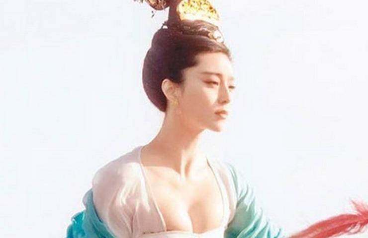 Những chiếc áo ôm sát vòng 1 của mỹ nhân trên phim có hại như thế nào?-16