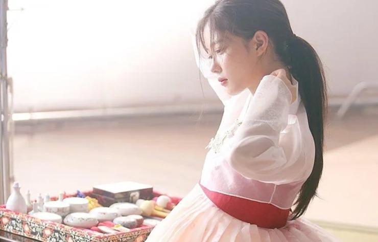 Những chiếc áo ôm sát vòng 1 của mỹ nhân trên phim có hại như thế nào?-18