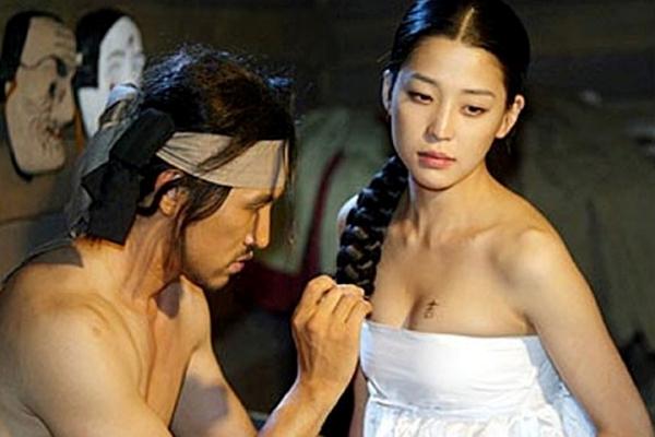 Diễn viên nổi tiếng bị rắn độc cắn phải nhập viện-3