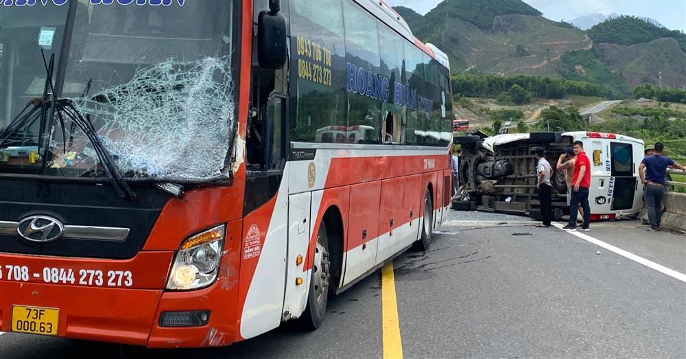 Vụ xe khách tông ô tô 16 chỗ: Cả đoàn gặp nạn khi đi đám cưới đồng nghiệp-1