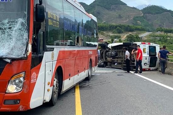 Vụ xe khách tông ô tô 16 chỗ: Cả đoàn gặp nạn khi đi đám cưới đồng nghiệp