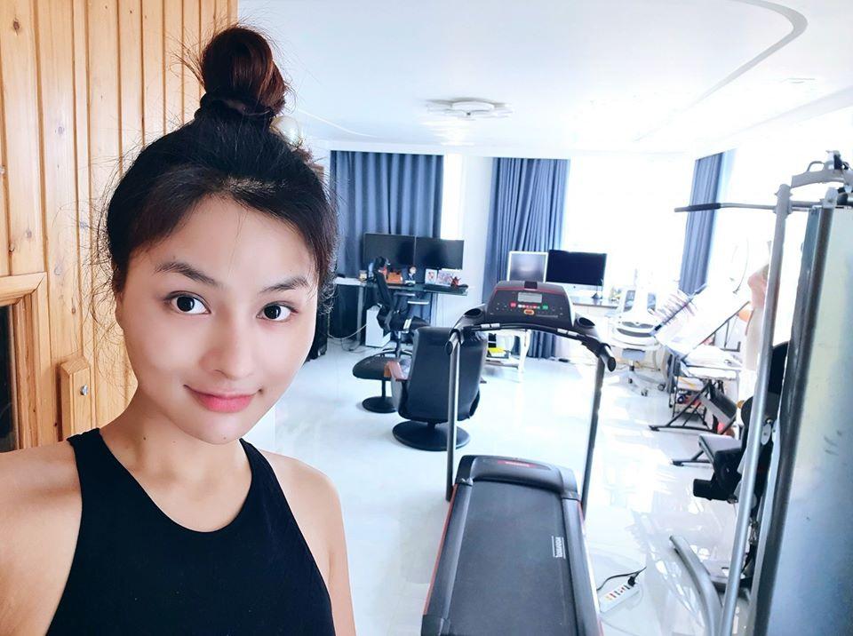 Thương yêu con riêng của chồng hết mực, 2 sao nữ xứng đáng hưởng giàu sang trong căn hộ bạc tỷ-10