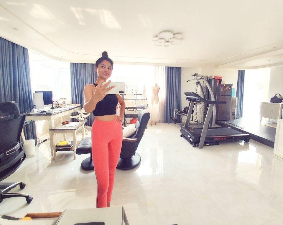 Thương yêu con riêng của chồng hết mực, 2 sao nữ xứng đáng hưởng giàu sang trong căn hộ bạc tỷ-11