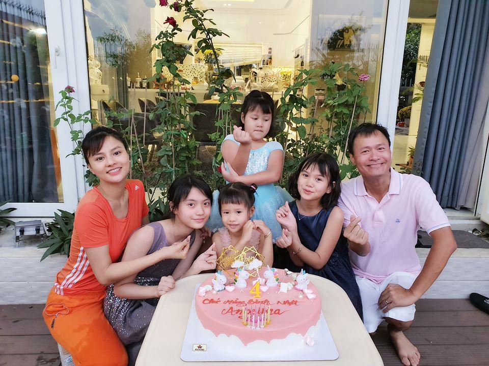 Thương yêu con riêng của chồng hết mực, 2 sao nữ xứng đáng hưởng giàu sang trong căn hộ bạc tỷ-13