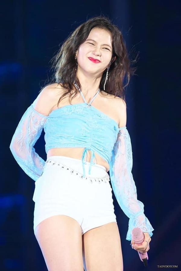 Nỗi khổ của idol: Người phải diện đồ quá ngắn, người mặc chật đến độ hằn da-1