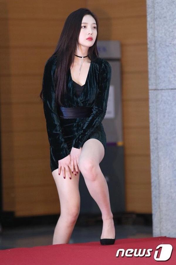 Nỗi khổ của idol: Người phải diện đồ quá ngắn, người mặc chật đến độ hằn da-5