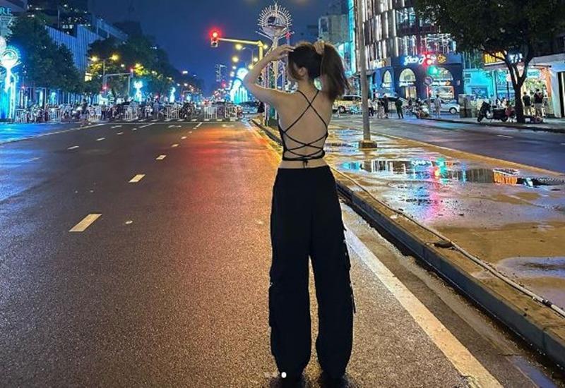 Bé gái được Đặng Văn Lâm tự tay chăm từ nhỏ 15 tuổi cao 1m8, diện áo hở lưng-14