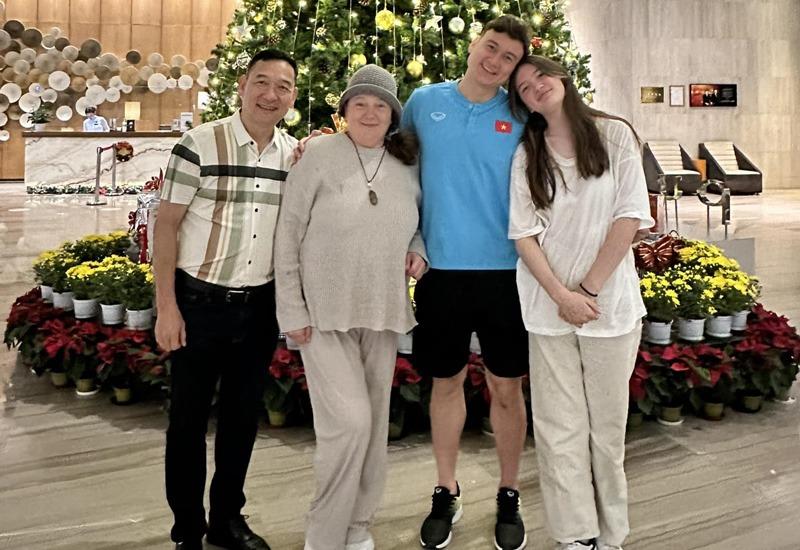 Bé gái được Đặng Văn Lâm tự tay chăm từ nhỏ 15 tuổi cao 1m8, diện áo hở lưng-10