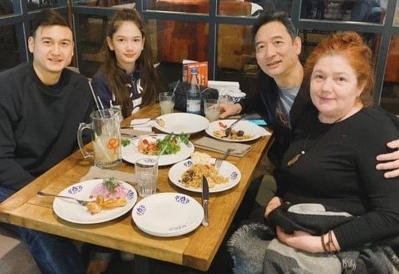 Bé gái được Đặng Văn Lâm tự tay chăm từ nhỏ 15 tuổi cao 1m8, diện áo hở lưng-4