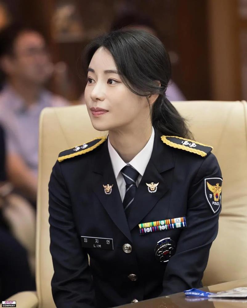 Ác nữ The Glory Lim Ji Yeon được bổ nhiệm làm sĩ quan cảnh sát danh dự-3