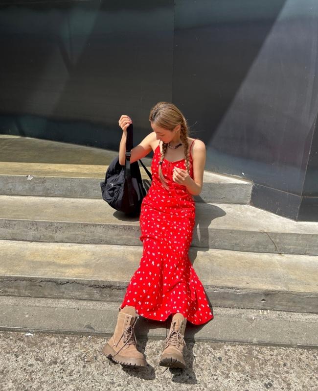 Cách diện màu đỏ giữa mùa hè oi bức-1