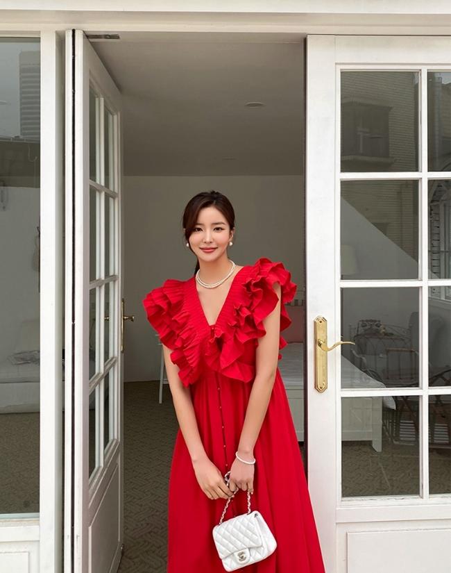 Cách diện màu đỏ giữa mùa hè oi bức-4