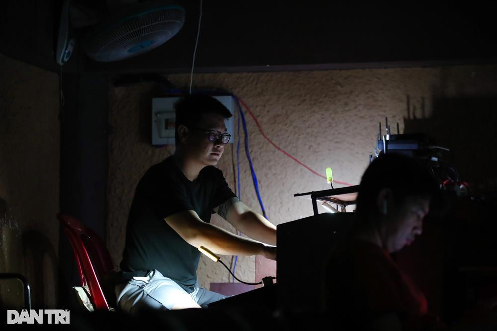 Sân khấu buông rèm: Nghệ sĩ bán hàng online, hậu đài đi giao bánh (Kỳ 2)-10