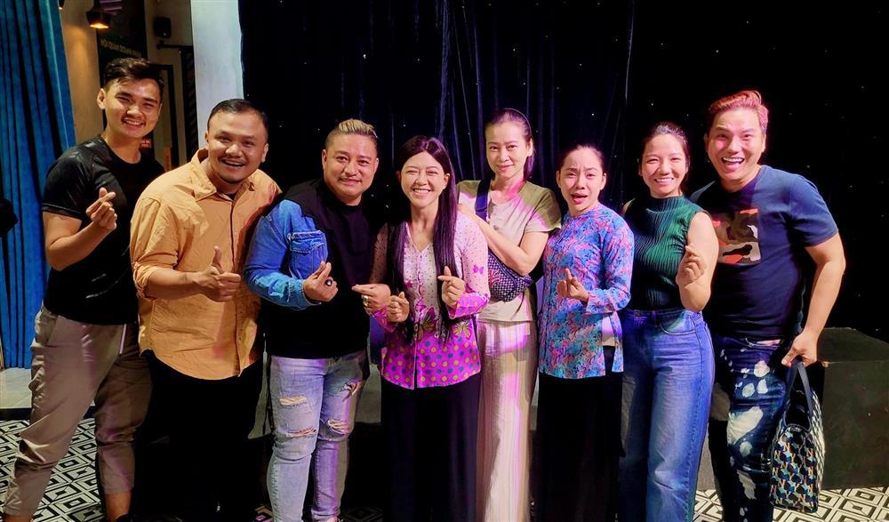 Sân khấu buông rèm: Nghệ sĩ bán hàng online, hậu đài đi giao bánh (Kỳ 2)-5