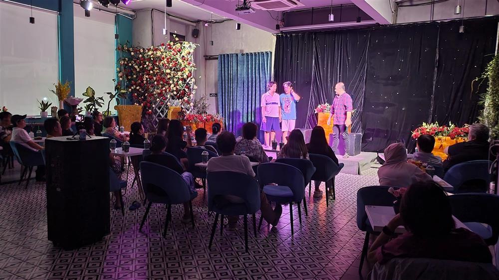 Sân khấu buông rèm: Nghệ sĩ bán hàng online, hậu đài đi giao bánh (Kỳ 2)-6