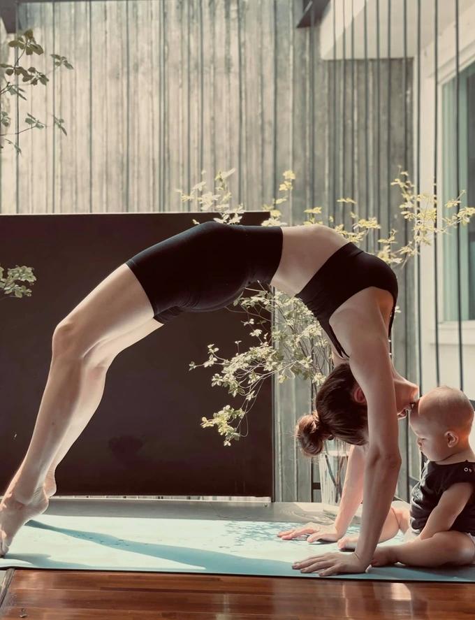 Hồ Ngọc Hà 15 năm tập yoga: Nữ hoàng trồng chuối, mẹ 3 con bốc lửa-6