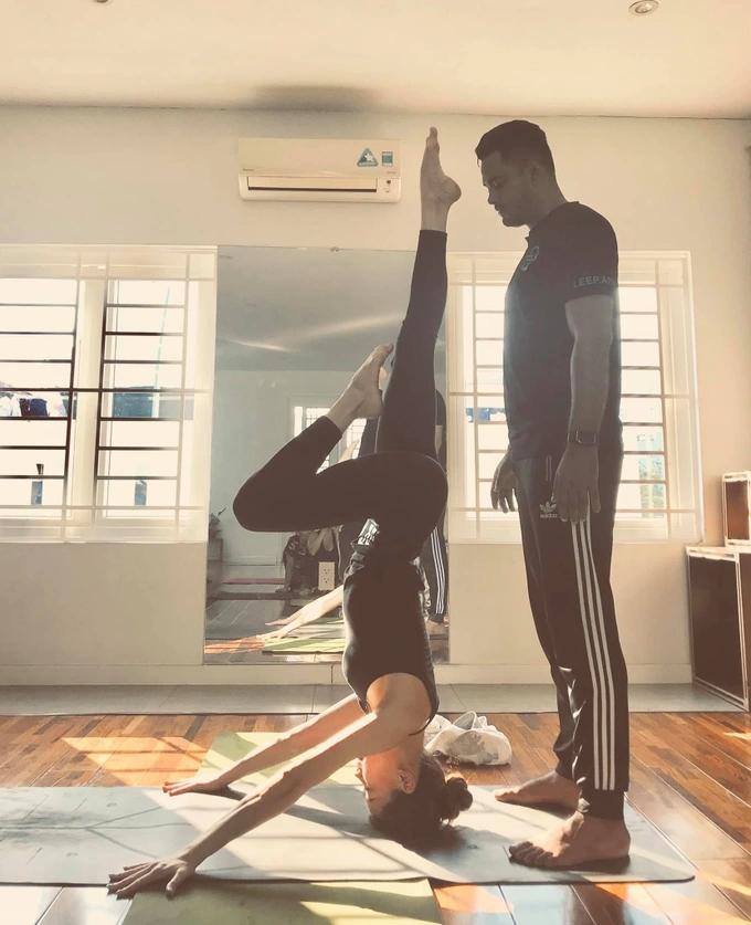 Hồ Ngọc Hà 15 năm tập yoga: Nữ hoàng trồng chuối, mẹ 3 con bốc lửa-10