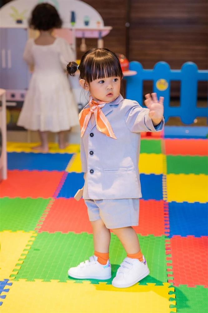 Con gái Cường Đô La - Đàm Thu Trang 2 tuổi đã dát toàn hàng hiệu-2
