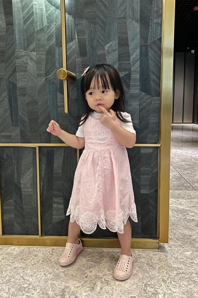 Con gái Cường Đô La - Đàm Thu Trang 2 tuổi đã dát toàn hàng hiệu-4