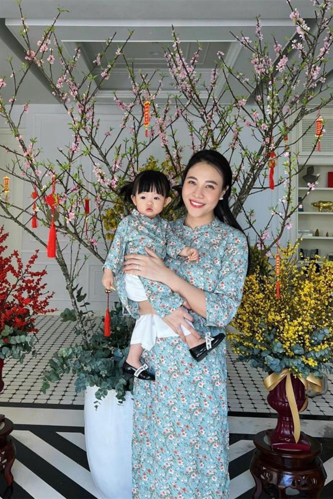 Con gái Cường Đô La - Đàm Thu Trang 2 tuổi đã dát toàn hàng hiệu-9