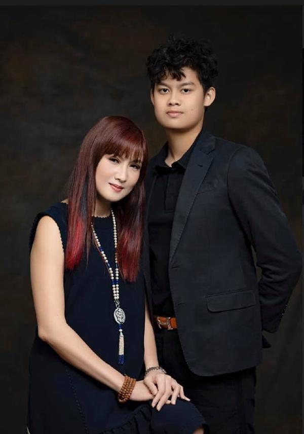 Con trai người đẹp ảnh lịch Hiền Mai: Cao lớn đẹp trai, đỗ ĐH danh tiếng ở Mỹ-1