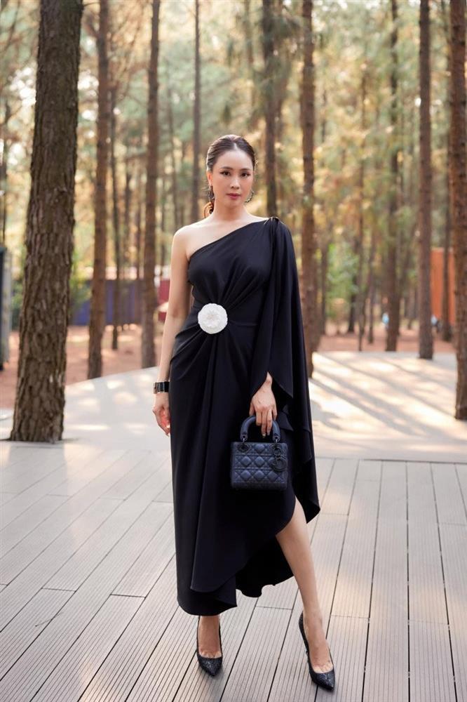 Từ cát xê 50k, Hồng Diễm giờ là nữ hoàng rating VTV vẫn dùng đồ hiệu tiết kiệm-12