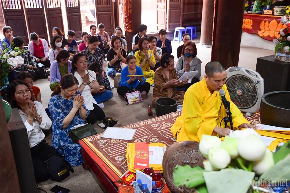 Con thi lớp 10, mẹ mang hộp bút, thước kẻ, compa… lên chùa cầu may-1