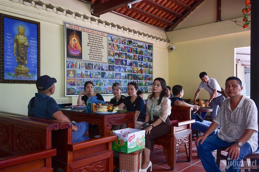 Con thi lớp 10, mẹ mang hộp bút, thước kẻ, compa… lên chùa cầu may-2