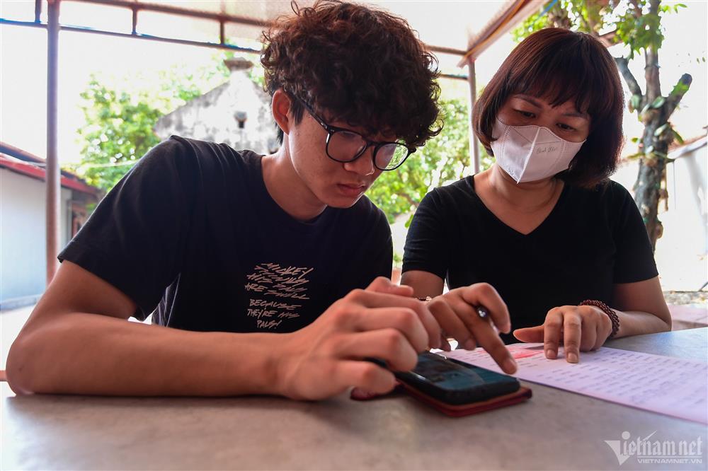 Con thi lớp 10, mẹ mang hộp bút, thước kẻ, compa… lên chùa cầu may-5