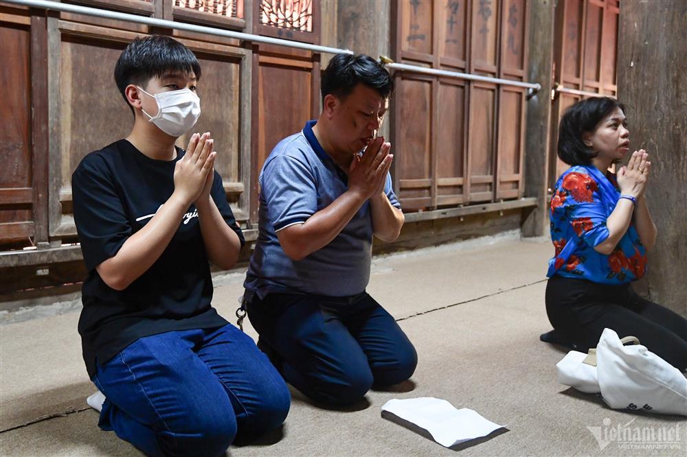 Con thi lớp 10, mẹ mang hộp bút, thước kẻ, compa… lên chùa cầu may-8